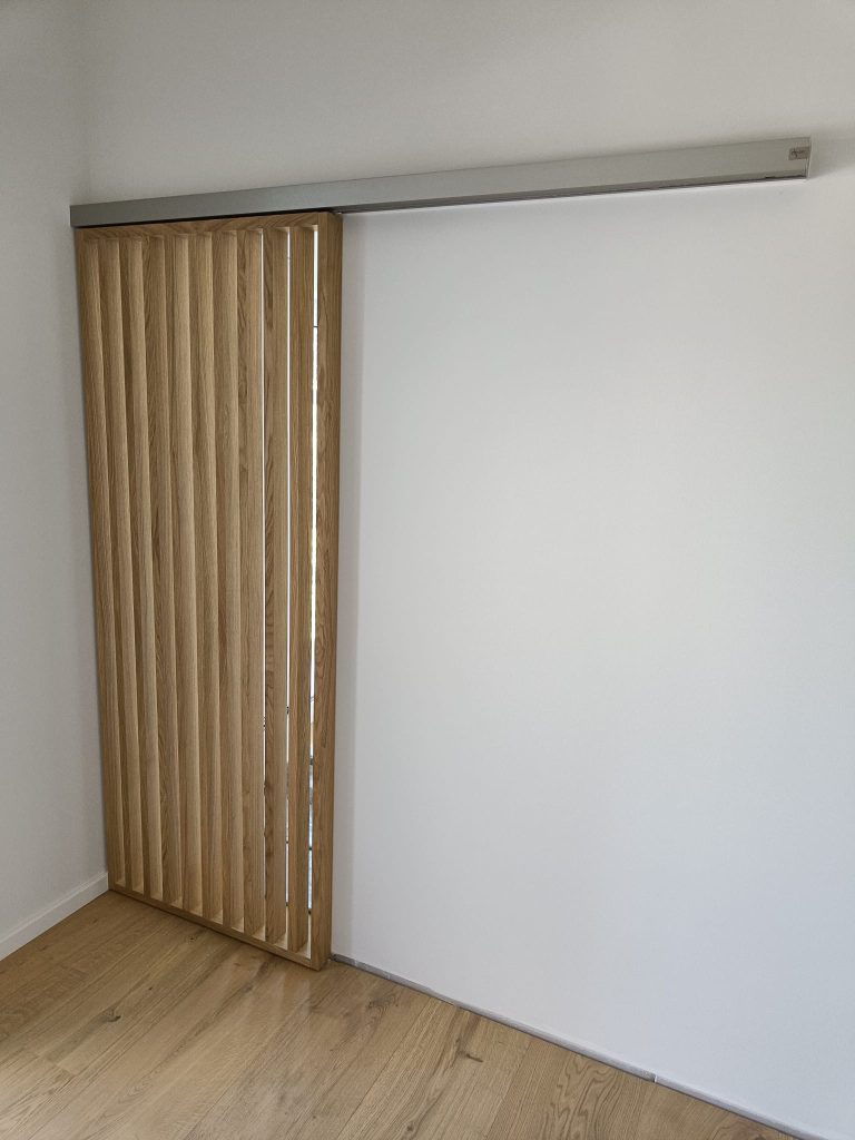 Moderne Schiebetür aus Holz