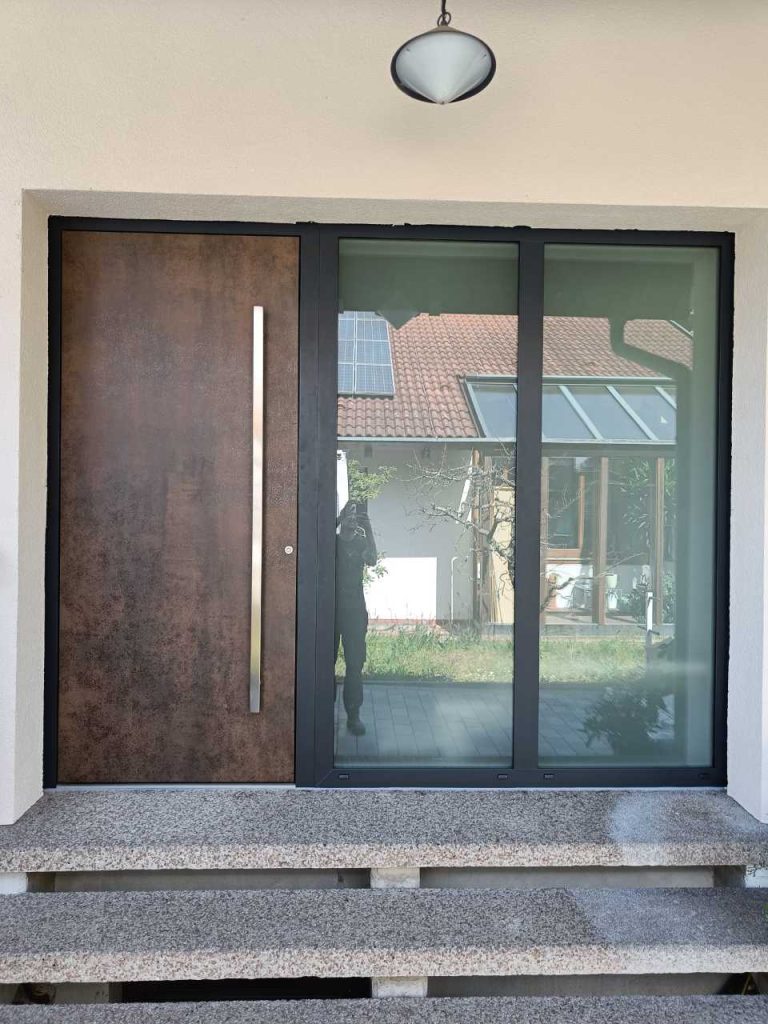 Moderne graue Haustür