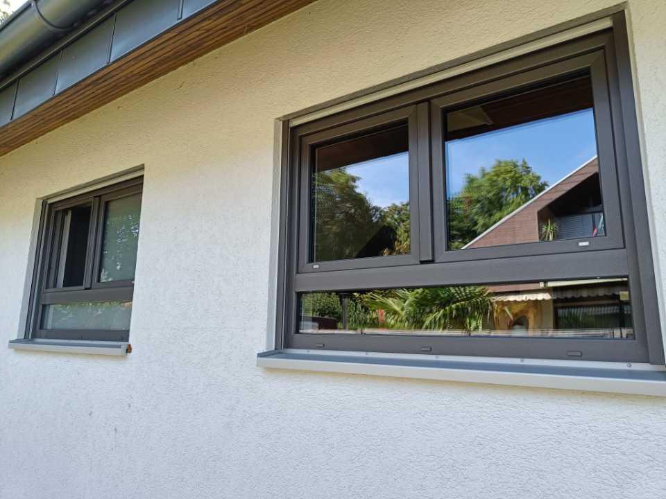 Moderne graue Fenster