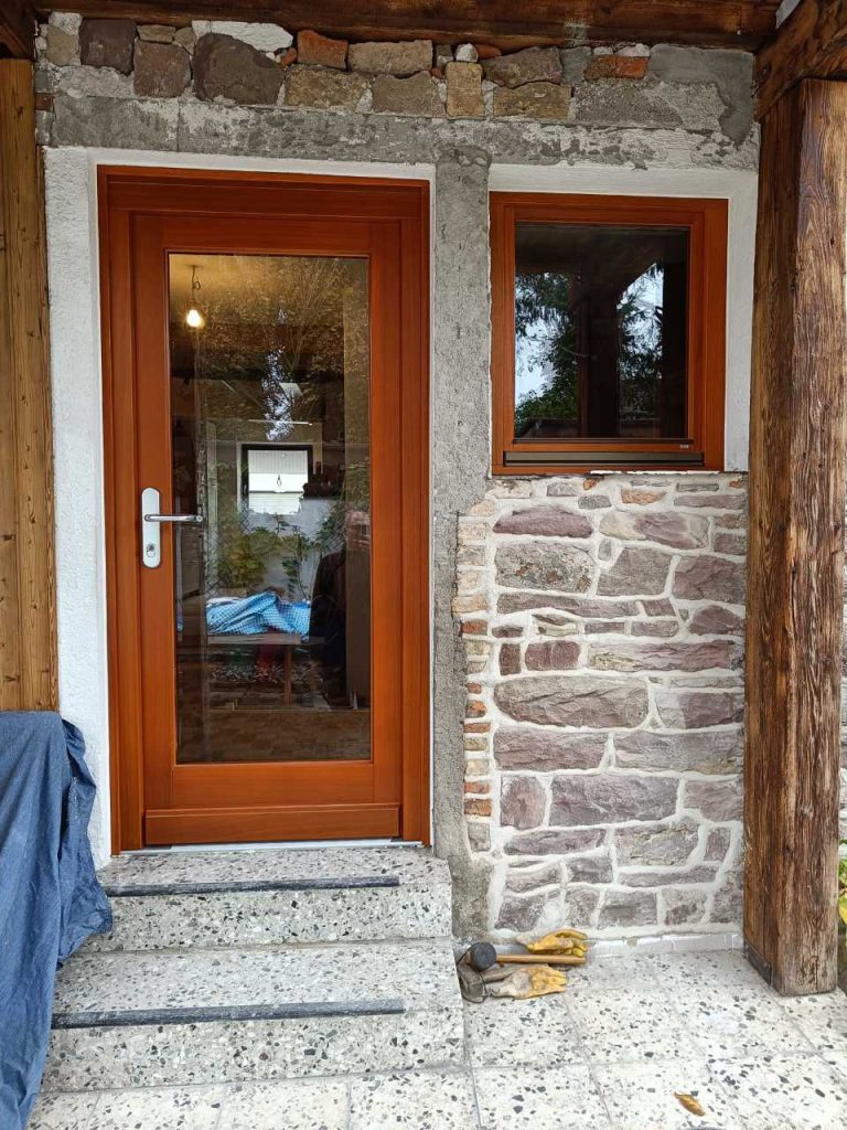 Moderne Haustür aus Holz