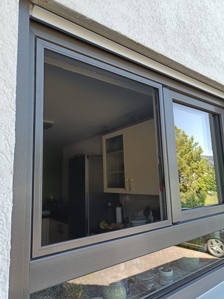 Moderne graue Fenster