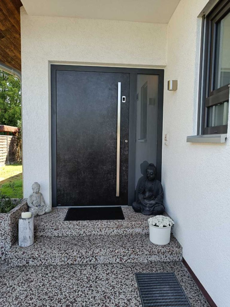 Moderne graue Haustür