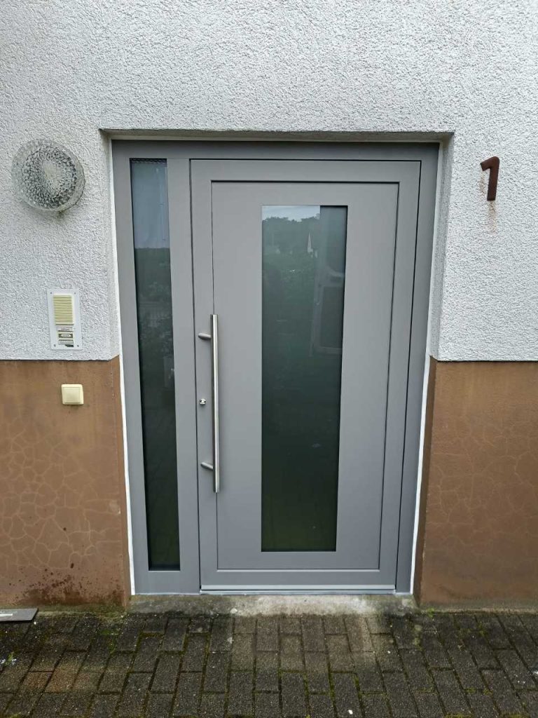 Moderne graue Haustür