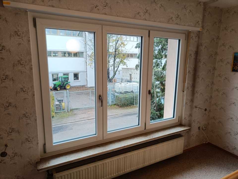 Zimmer mit drei großen Fenstern