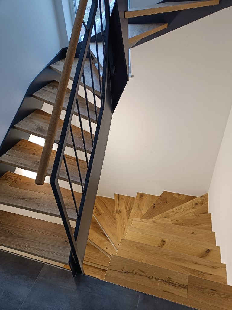 Moderne Treppe aus Holz