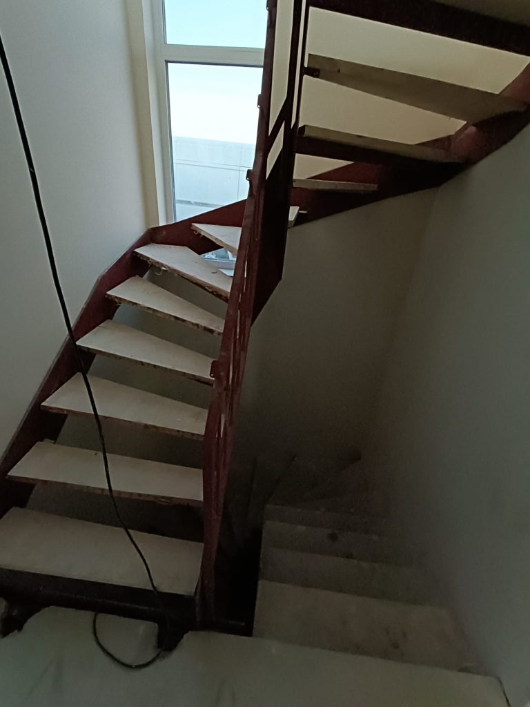 Moderne weiße Treppe
