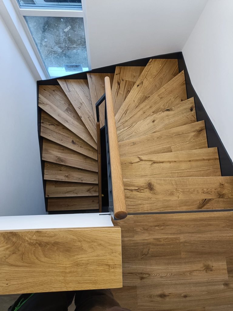 Moderne Holztreppe