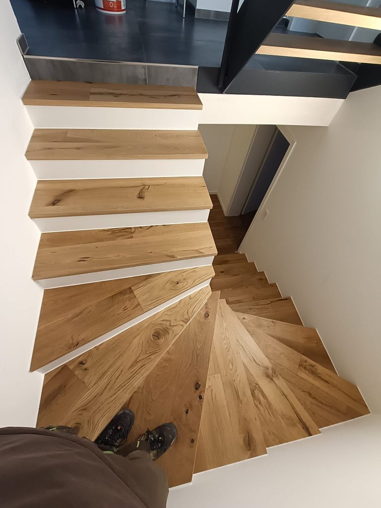 Moderne Treppe aus Holz