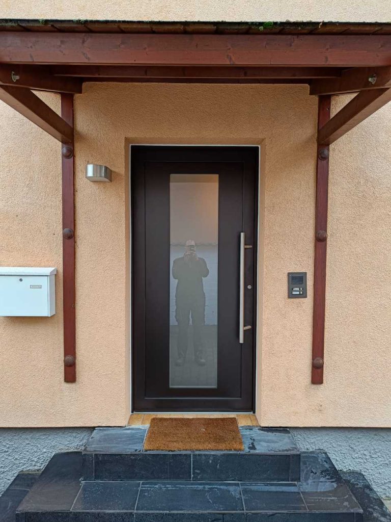 Moderne schwarze Haustür
