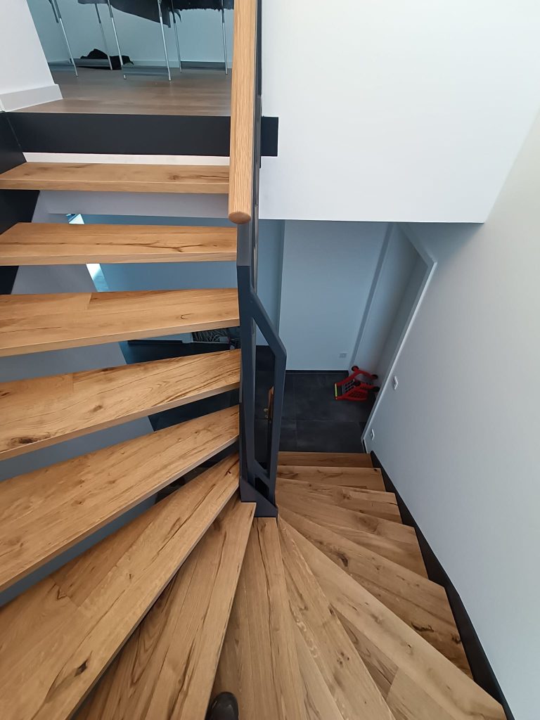 Moderne Treppe aus Holz