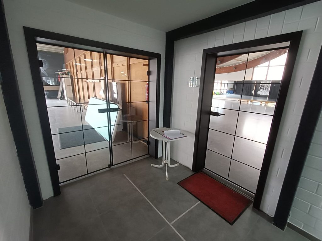 Moderne Glastüren in Flur