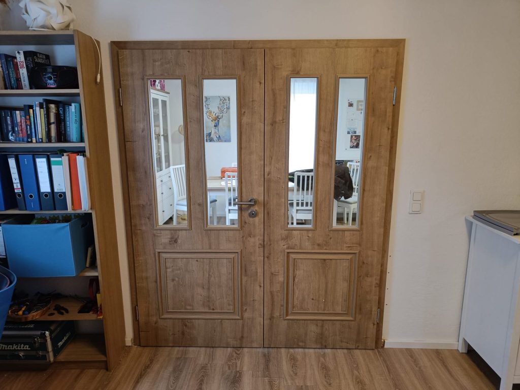 Moderne Flügeltür aus Holz
