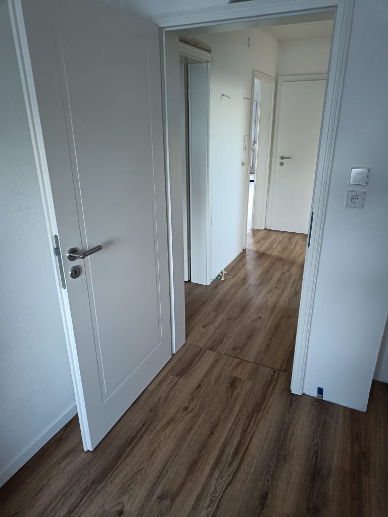 Moderne weiße Zimmertür