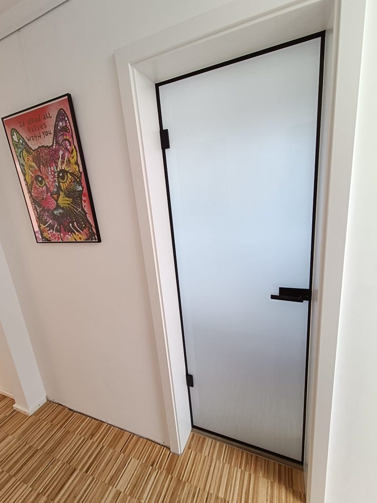 Moderne Glastür