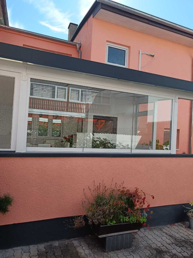 Rosafarbenes Haus mit Fenster
