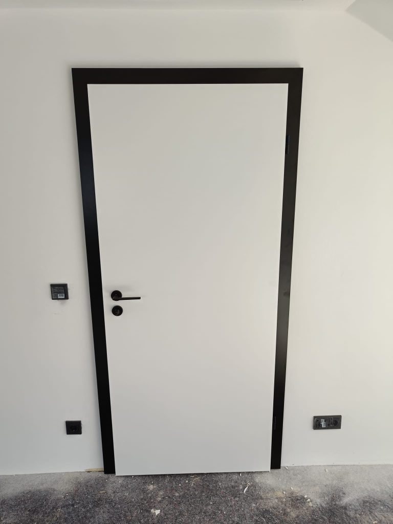 Moderne weiße Zimmertür