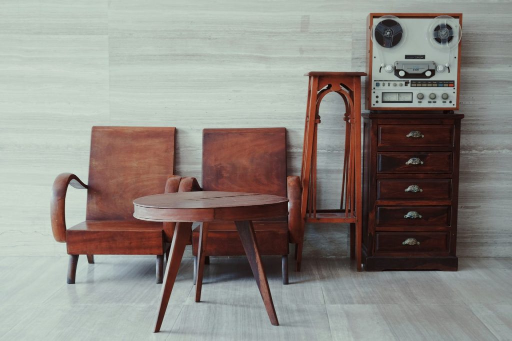 Braune Holzstühle, Tisch und Schrank