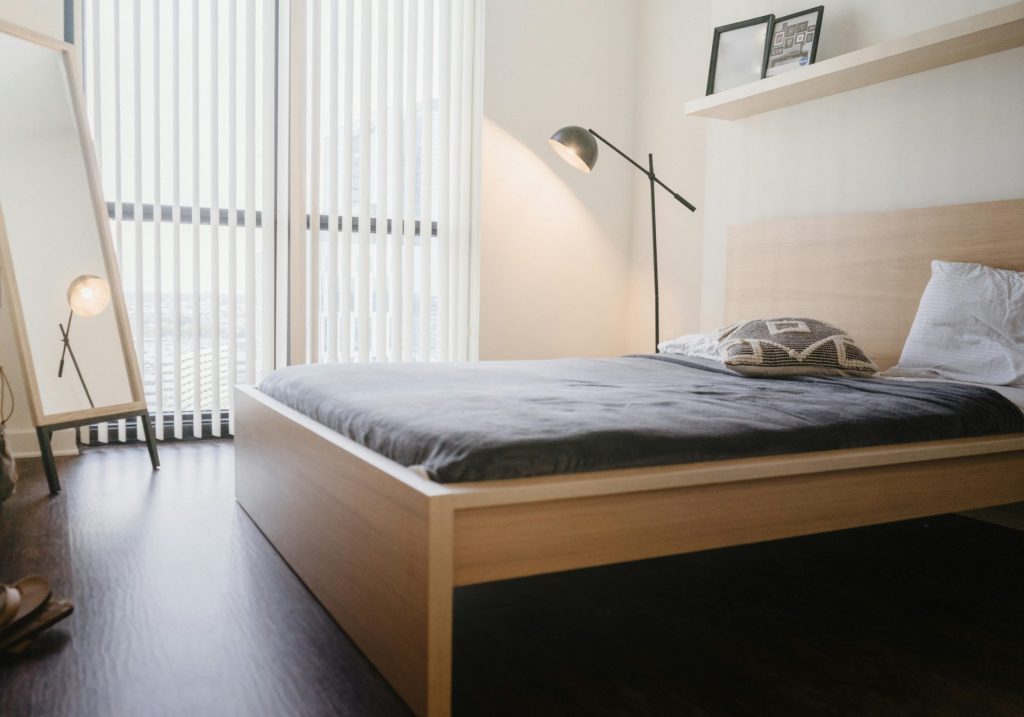 Bett mit dunkler Bettwäsche